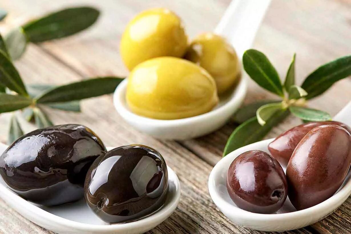 Маслины польза и вред для организма консервированные. Оливки. Маслины. Оливки и маслины. Розовые оливки.