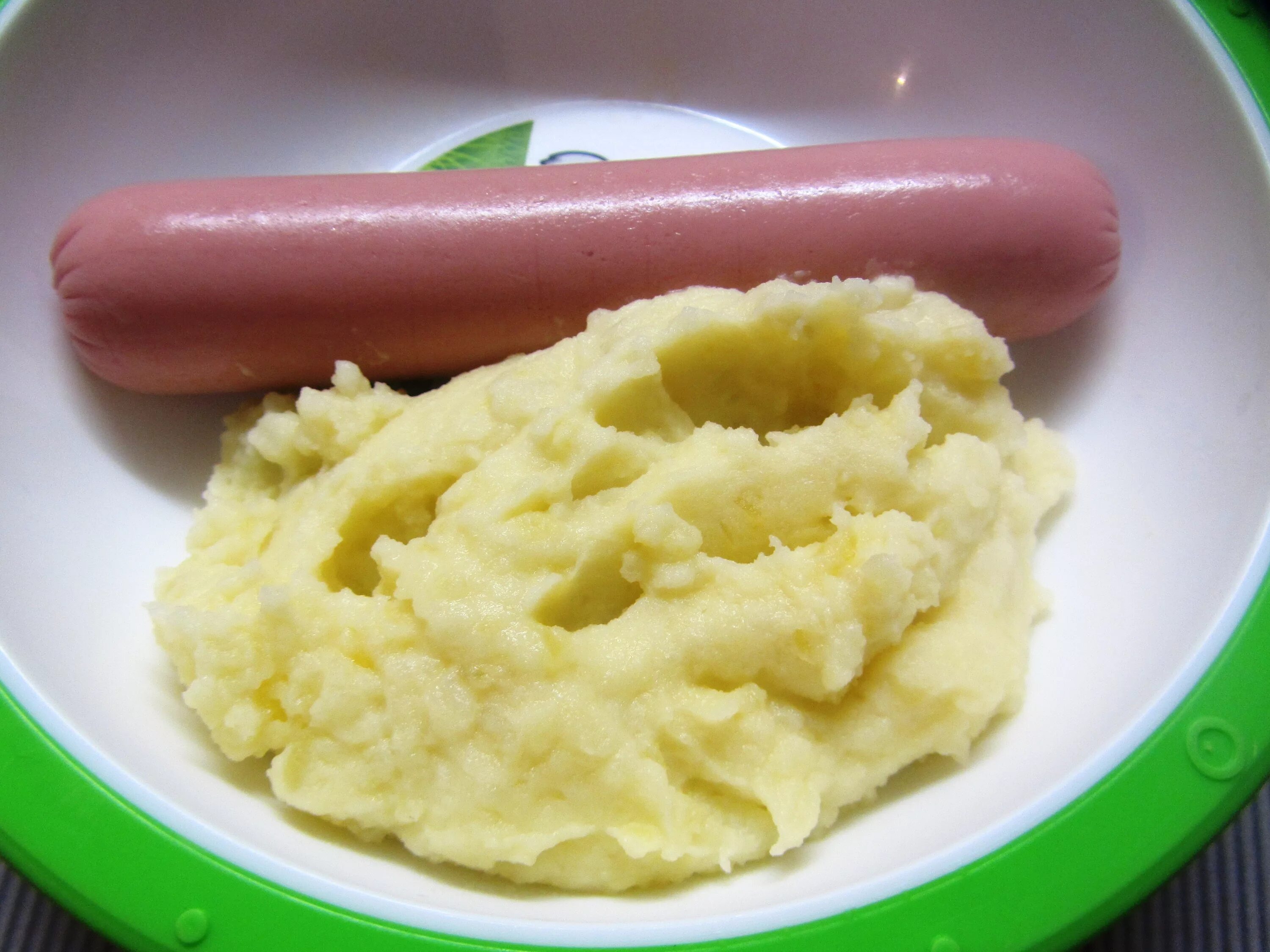 Картофельное пюре с колбасой. Картофельное пюре с сосисками. пюрешка с сосиской. картошка пюре с сосисками. картофельное пюре с сардельками.