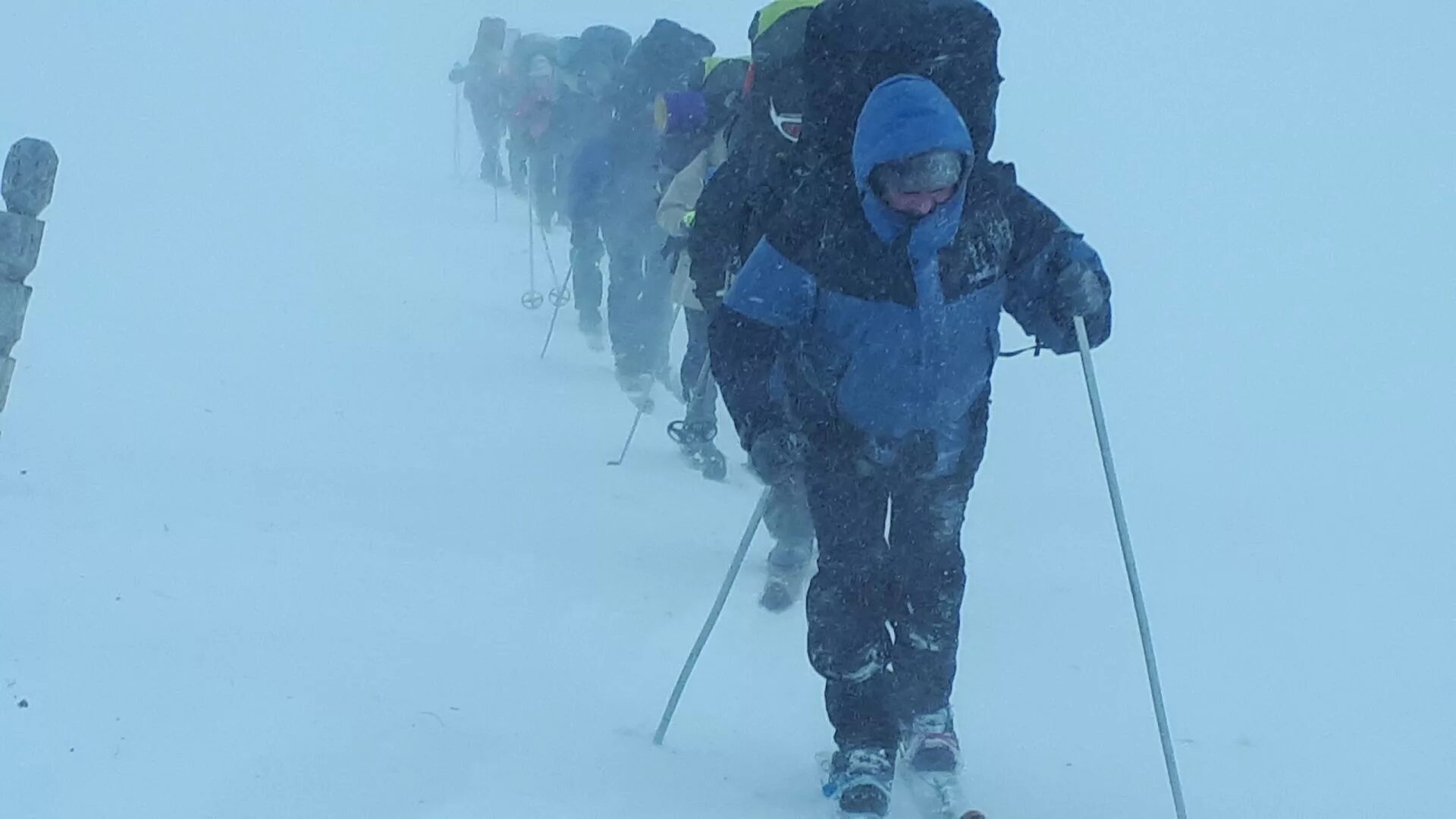 Лыжный туризм. Зимний турист. Рюкзак для лыжников. Лыжи для туризма. Человек на лыжах с горки.