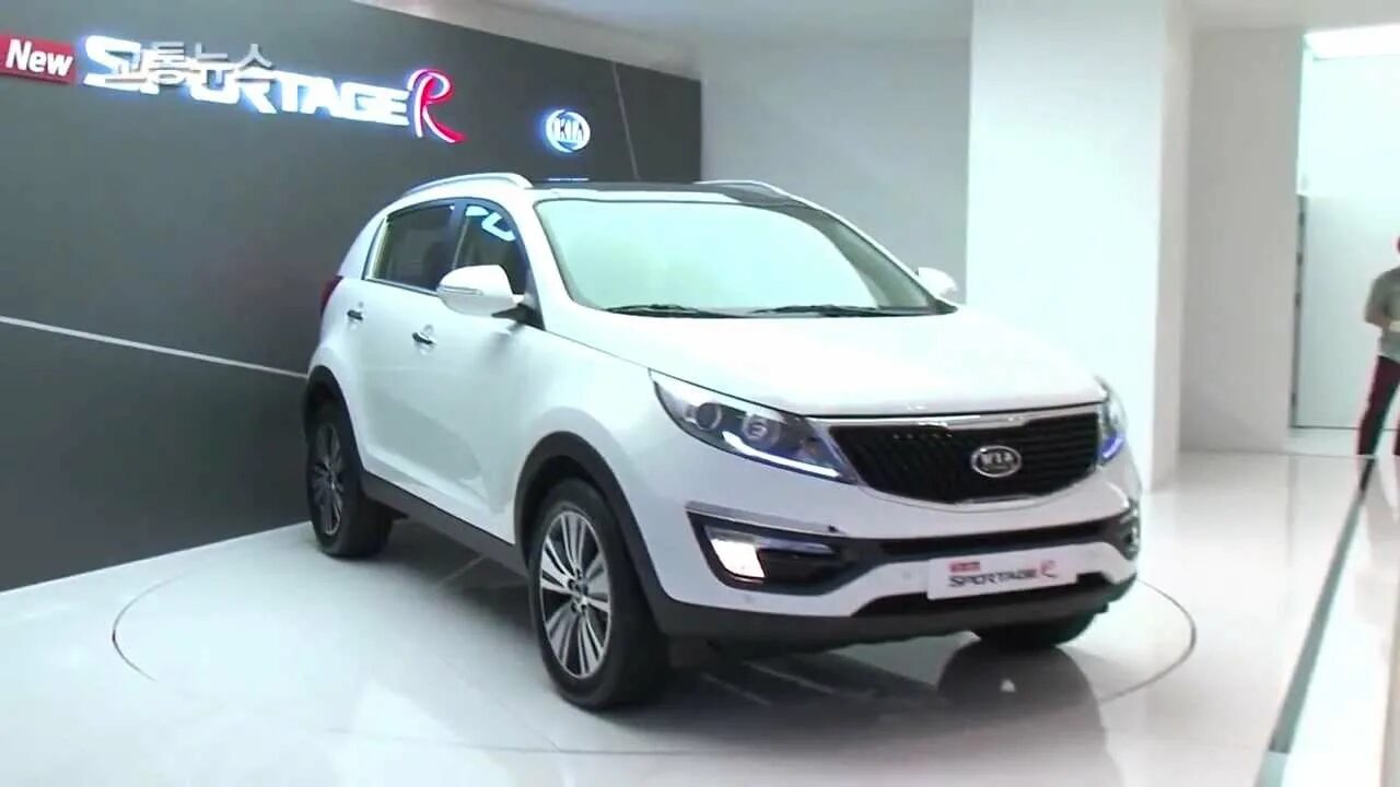 Киа спортейдж 3 видео. Kia Sportage 2013. Kia Sportage 2014 Словакия. Кия Спортейдж 2013 года. Kia Sportage автосалон.