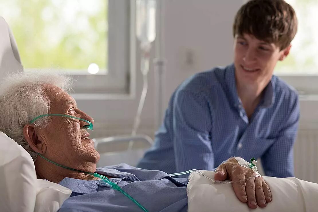 Навестила деда. Посещение пациентов в больнице. Человека навещают в больнице.
