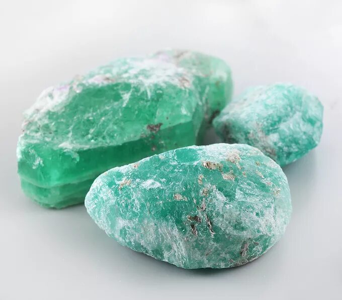 неограненный изумруд. неотшлифованный изумруд. неочищенный изумруд. коковинский изумруд. смарагд изумруд.