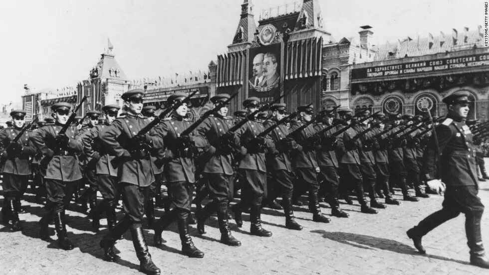 Парад РККА на красной площади 1940. В 1946 году красную армию переименовали в советскую. Парад красной армии 1945.