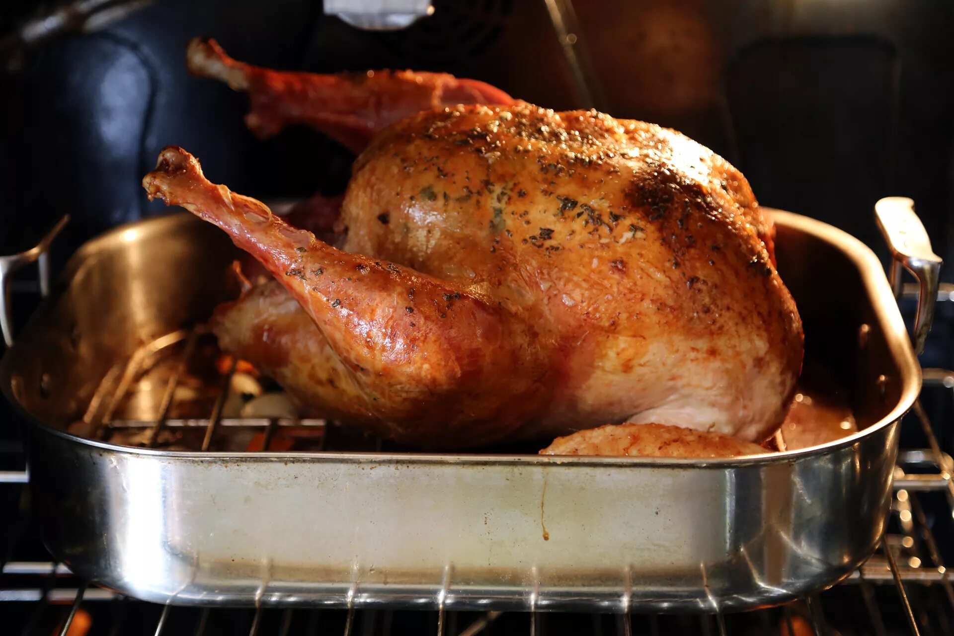 Курица в духовке целиком какая температура. Курица запеченная в печи. roast a chicken in the oven. roast turkey in oven. to roast.