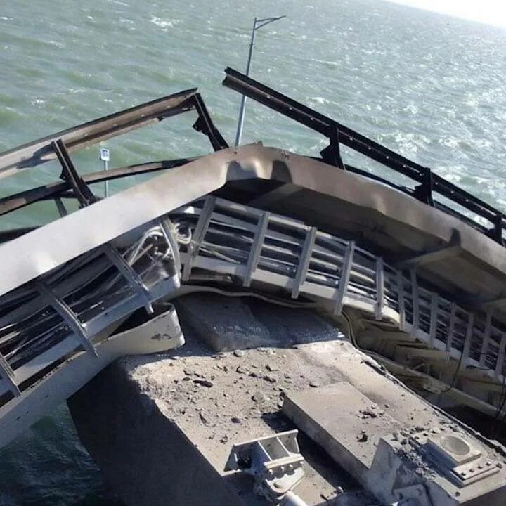 Крымский мост взорвали 2022. Атака на Крымский мост 2022. Опоры моста. Сломанный мост.
