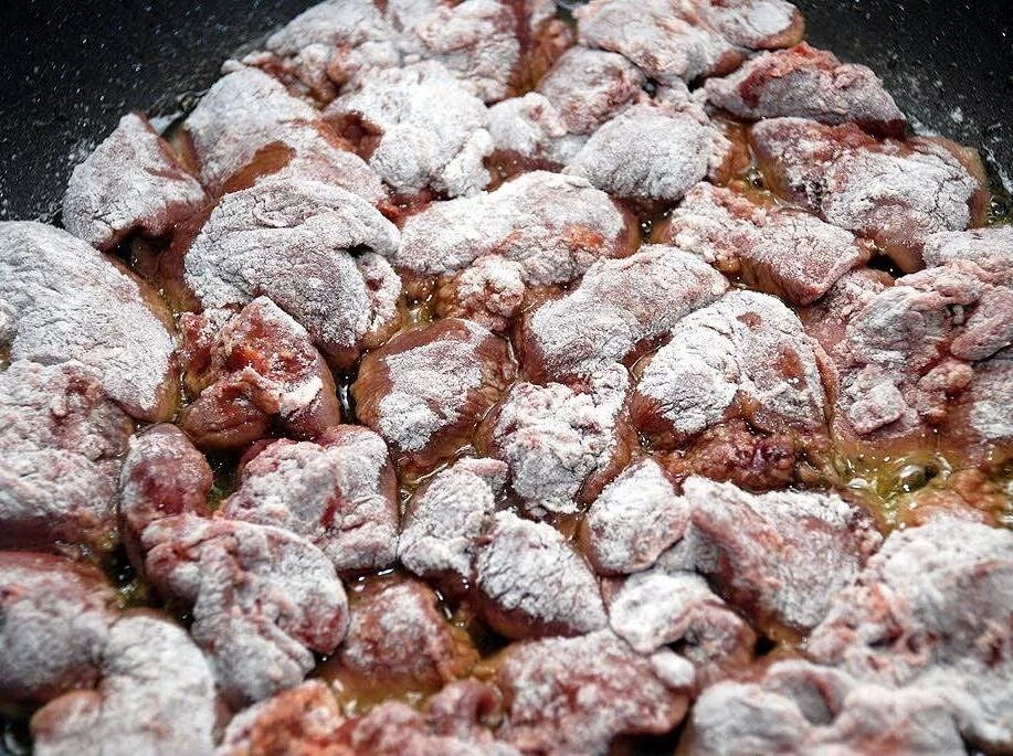 Печень говяжья в муке на сковороде. Куриная печень в муке. куриная печень жареная в муке. печень куриная обваленная в муке. жареная печень обваленная в муке.