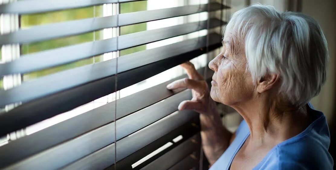 Мужчина 65 лет пенсионер. 65 лет пенсионер. Одинокие старики. Изоляция пожилых. Дом пенсионеров.