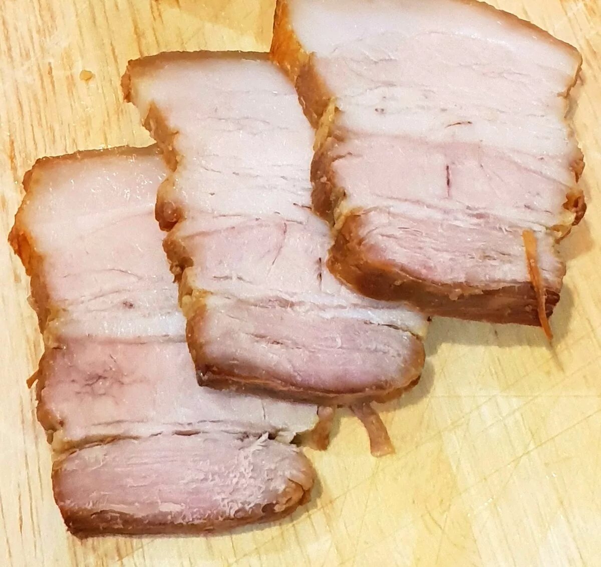 Как вкусно приготовить домашнюю грудинку. Грудинка свиная запеченная. грудинка из свинины. приготовить грудинку свиную. грудинка свинины приготовления.