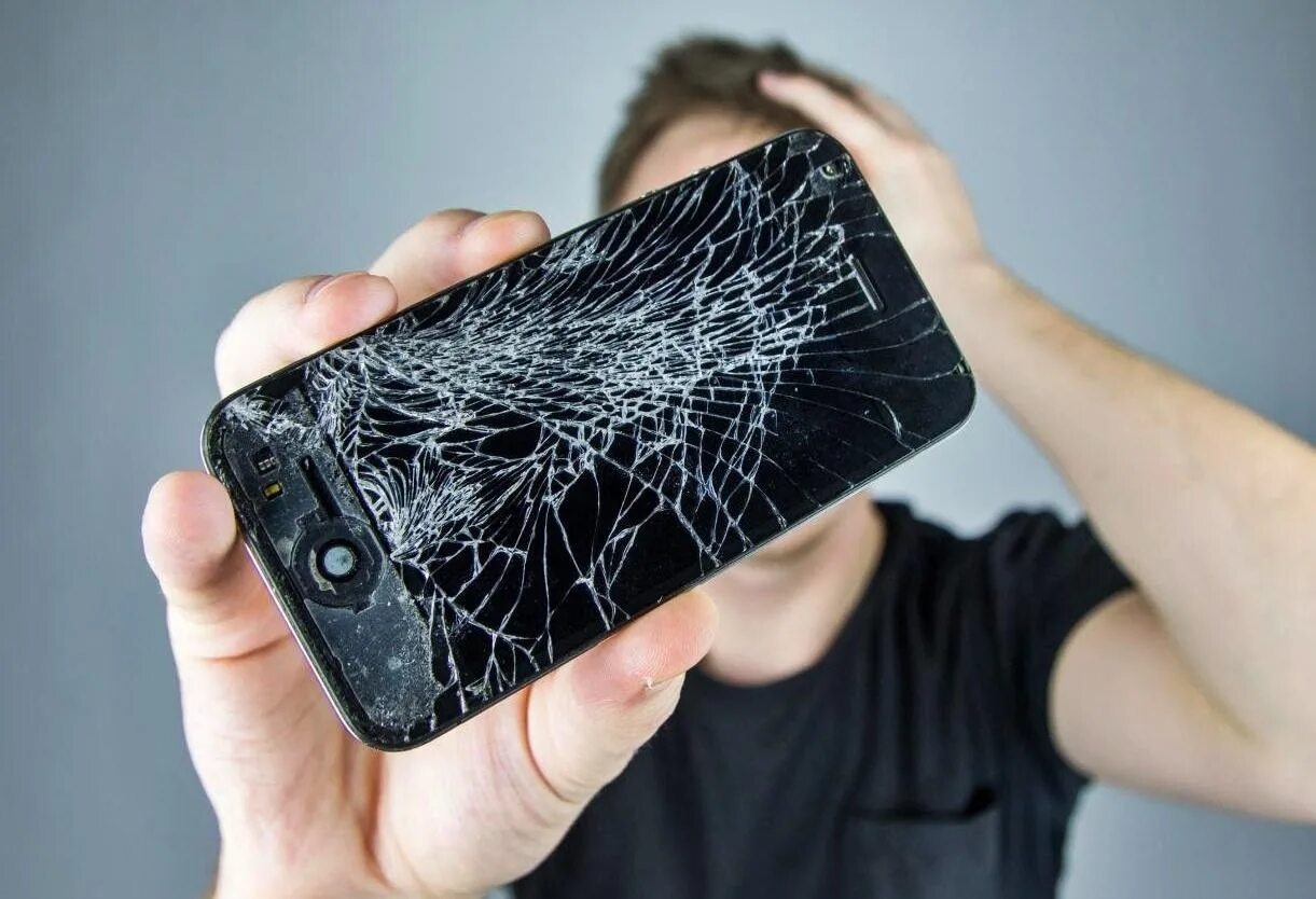 Разбитый дисплей смартфона. Разбитый iphone. Phones cracked. Разбитый дисплей. Разбитый экран.