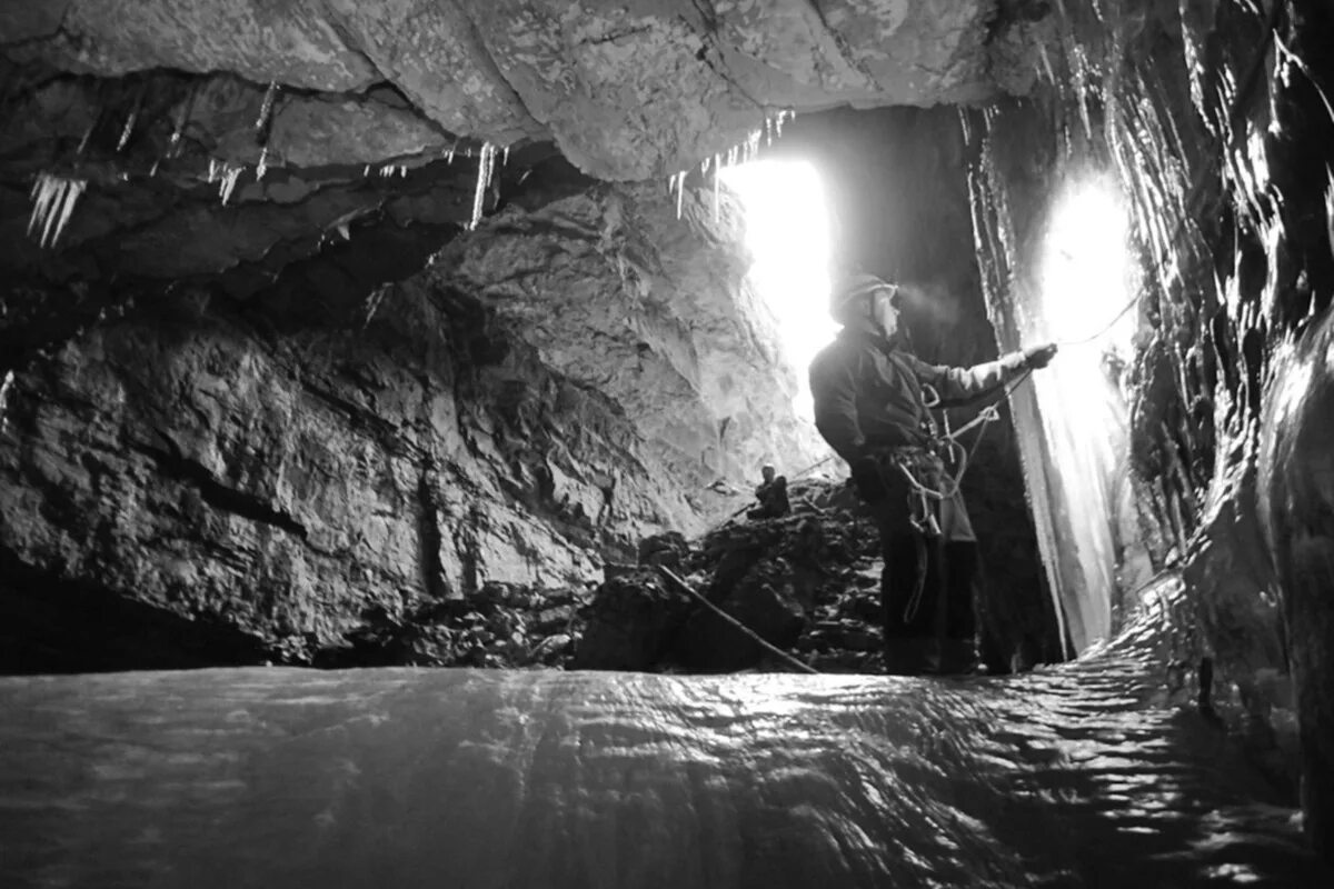 Почему экспедиция по изучению пещеры была. Иркутские пещеры. Пещеры в Иркутске. Пещера Чекановского. Огромная пещера большая.