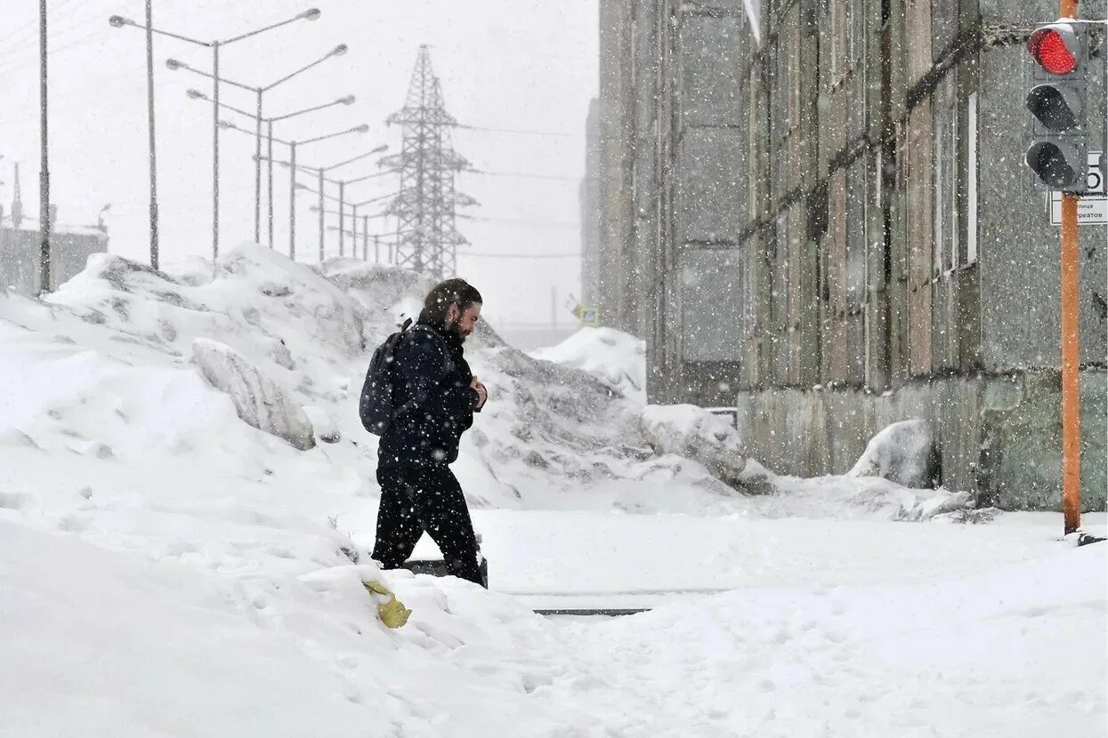 В россии выпадет снег. Снегопад в городе. Снегопад летом. Снежные сугробы в городе. Много снега.