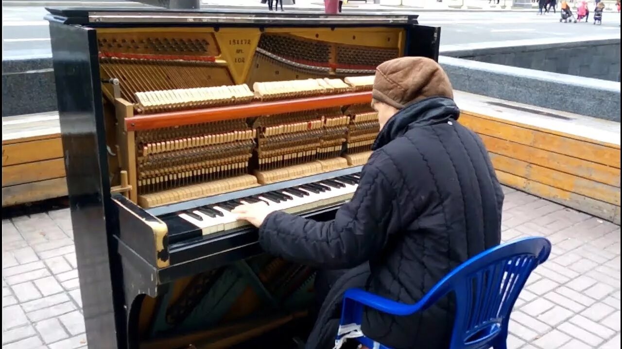 Пианино где можно играть. Уличное пианино. Пианино на улице. Фортепиано на улице. Рояль на улице.