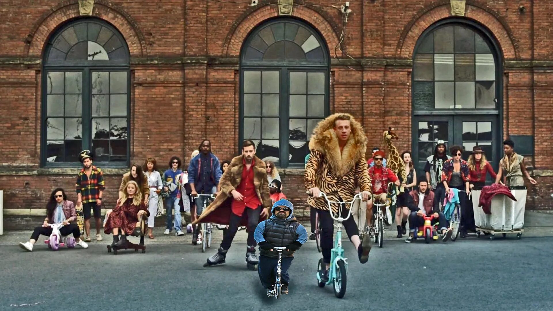 Как называется клип. Macklemore thrift shop. ryan lewis thrift shop. маклемор thrift shop клип. macklemore ryan lewis thrift shop.