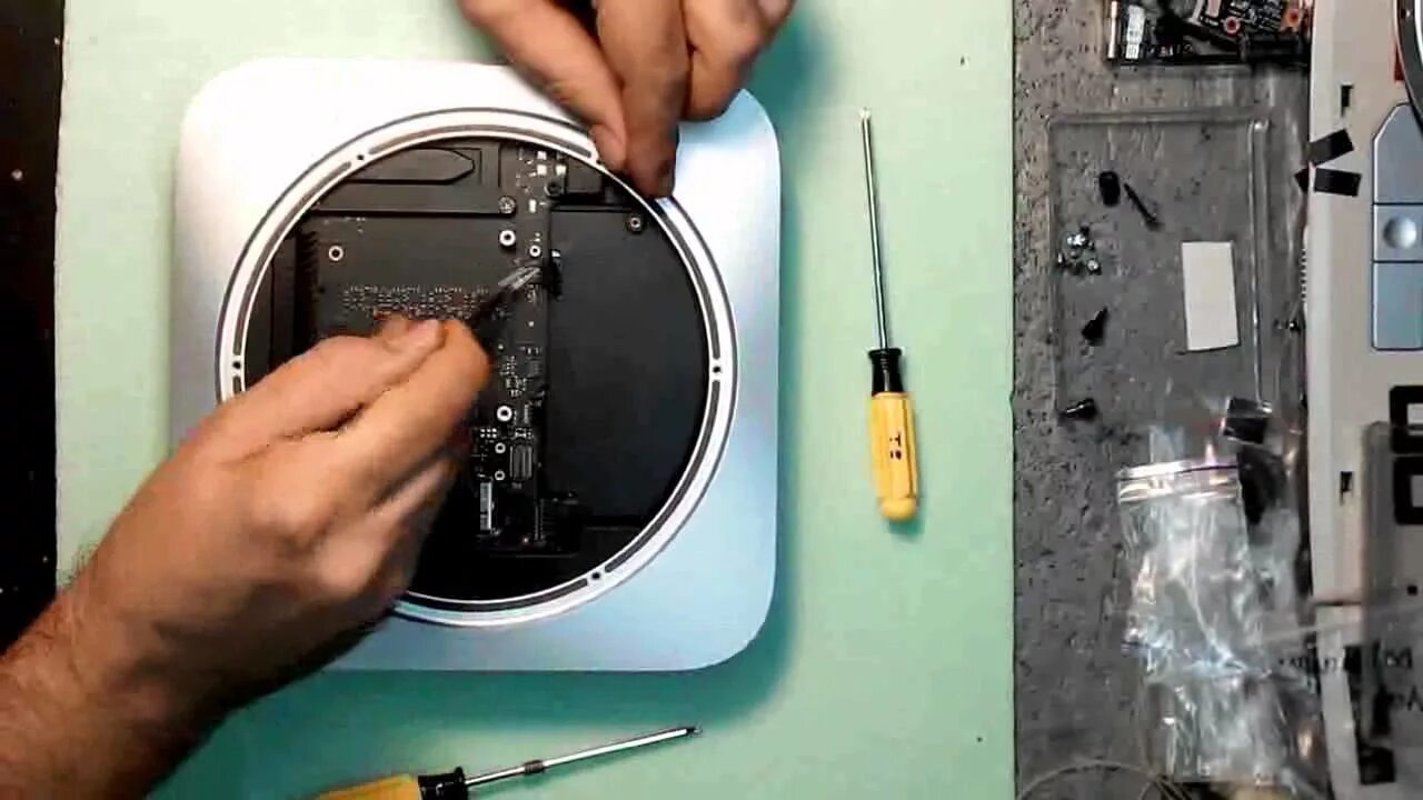 Mac mini разборка. Mac mini late 2014 разобрать. mac mini 2014 апгрейд. разбор мак мини 2014. перепаять память mac mini 2014.