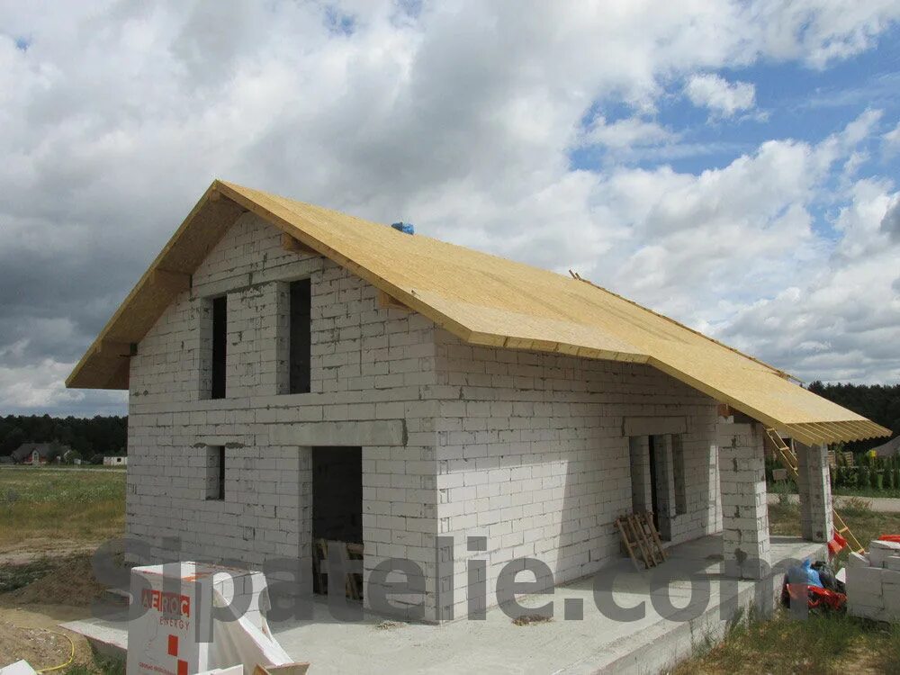 Крыша дома из сип панелей. Крыша дома из газобетона. сип панели крыша. дом из газобетона с двухскатной крышей. крыша на дом из газобетона.
