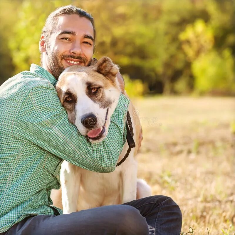 Dog is the man. Мужчина с лабрадором. Dog is the man. Животные с хозяевами. Парень с собакой.