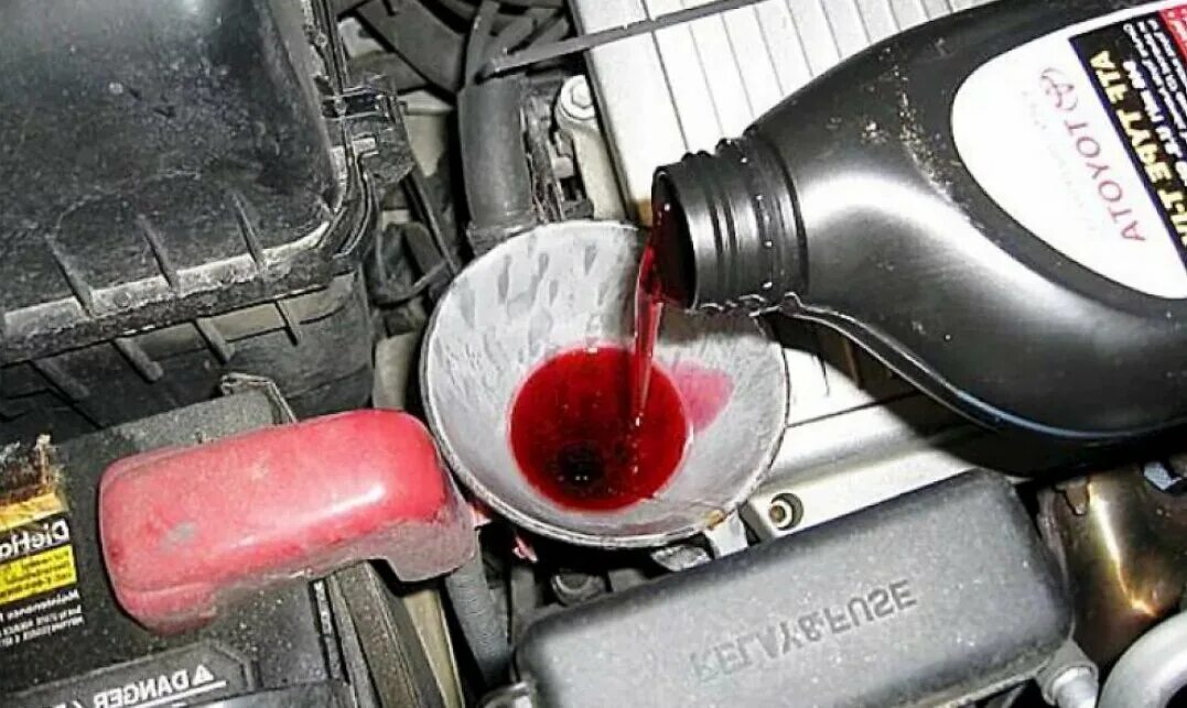 Заливка масла в кпп. Киа спектра 2006 мкпп заливная пробка. Масло в коробку датцус автомат. Доливка масла в кпп гранта. Заливка масла в кпп.