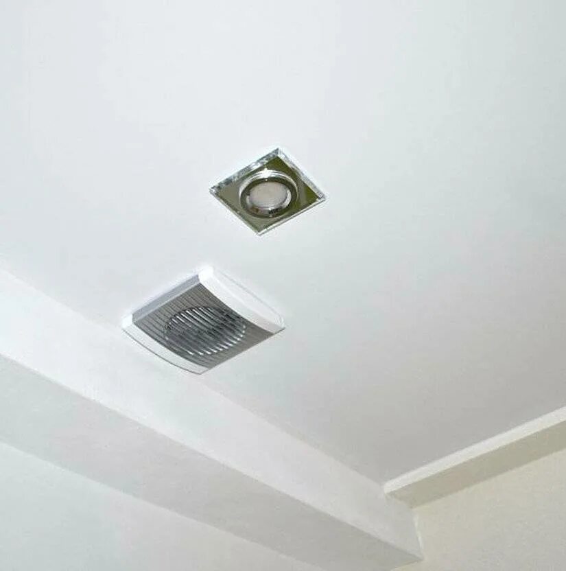 Вентиляция натяжной в ванне. Веет канал для вытяжки в натяжной потолок. Вентиляционная решетка для натяжного потолка 80 мм. Вентиляция для натяжного потолка д90. Вытяжной вентилятор 80мм для ванной комнаты под натяжной потолок.