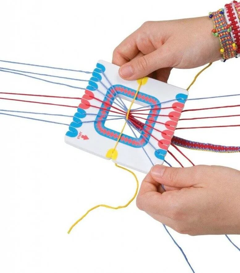 Браслет из бисера на стенке. Фенечки из бисера. Станок для плетения мулине. Петелька для фенечки. Плетение из ниток.