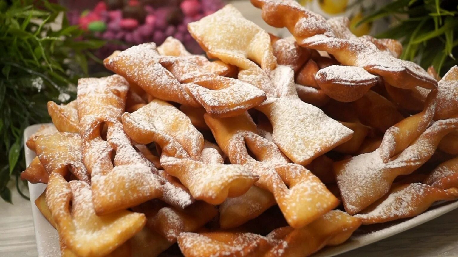 Хворост рецепт самый. Хворост хрустики. Хворост. Боовы (хворост). Розанцы хворост.