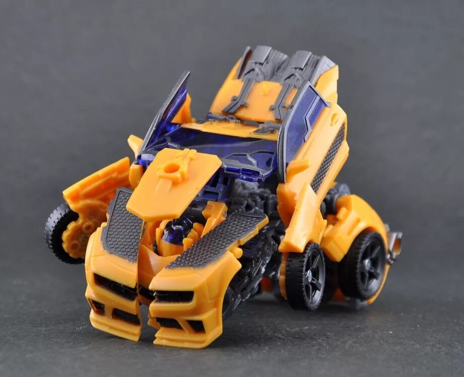 Машинки превращаются в роботов. Машинка-трансформер Hasbro Bumblebee. Робот Бамблби трансформер игрушка. Бамблби гоночная машина трансформер игрушка. Бамблби Прайм машина.