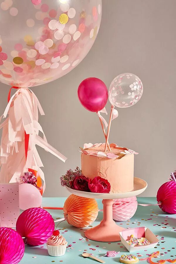С днем рождения с тортом и шарами. Торт воздушные шары. Торт с шариками. Шары с днем рождения. С днём рождения шарики.