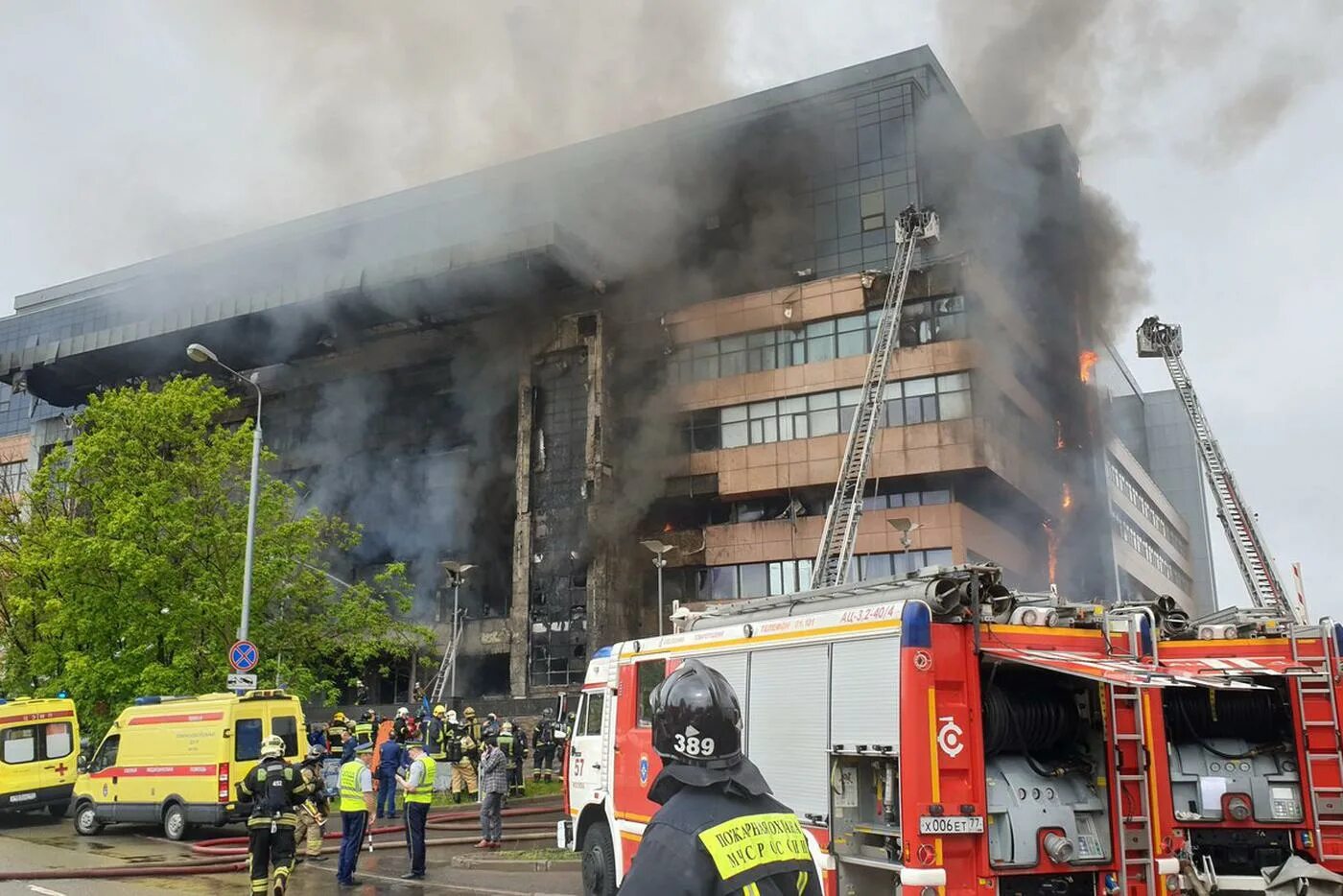 Пожар в москве 2022. Дтп на зубовском бульваре в москве. Пожар в москве 2021. Пожар в центре москвы. Пожар в бизнес-центре "гранд сетунь плаза".