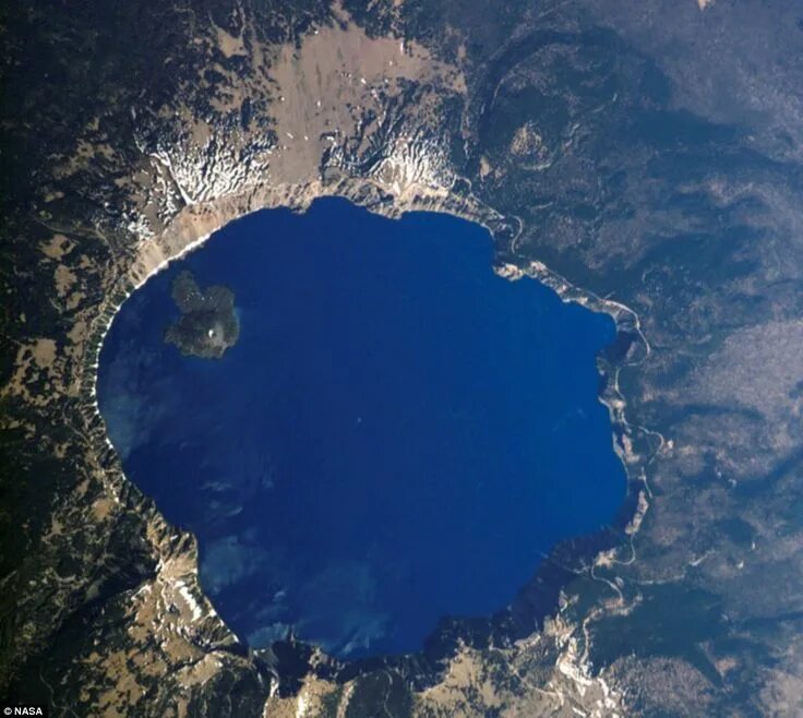 The world deepest lake is lake. Кратерное озеро Мазама. Озеро Ниос. Озеро сверху.