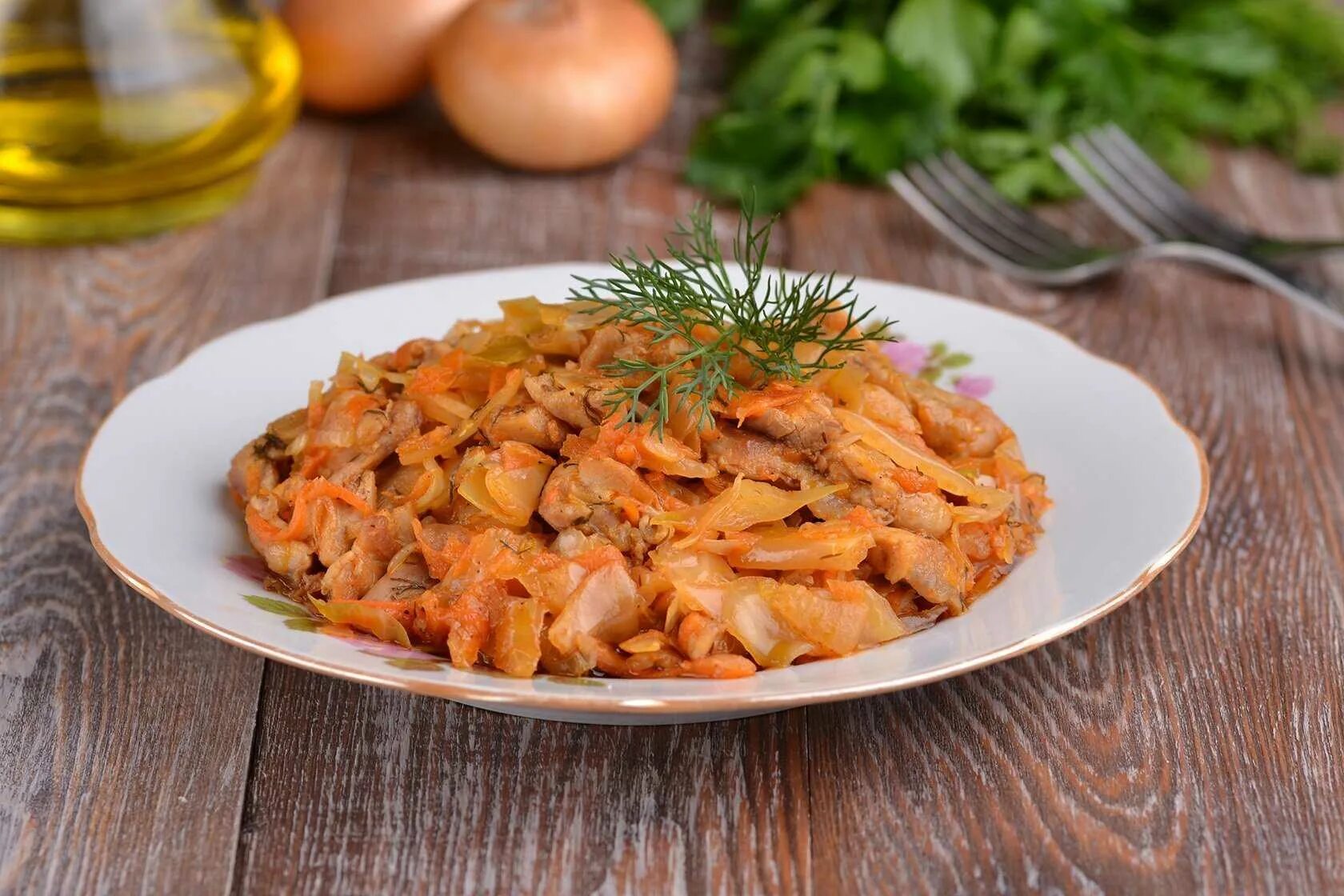 Солянка из капусты с мясом на сковороде. Солянка тушеная. солянка с квашеной капустой. тушеная капуста. тушёная капуста с курицей.