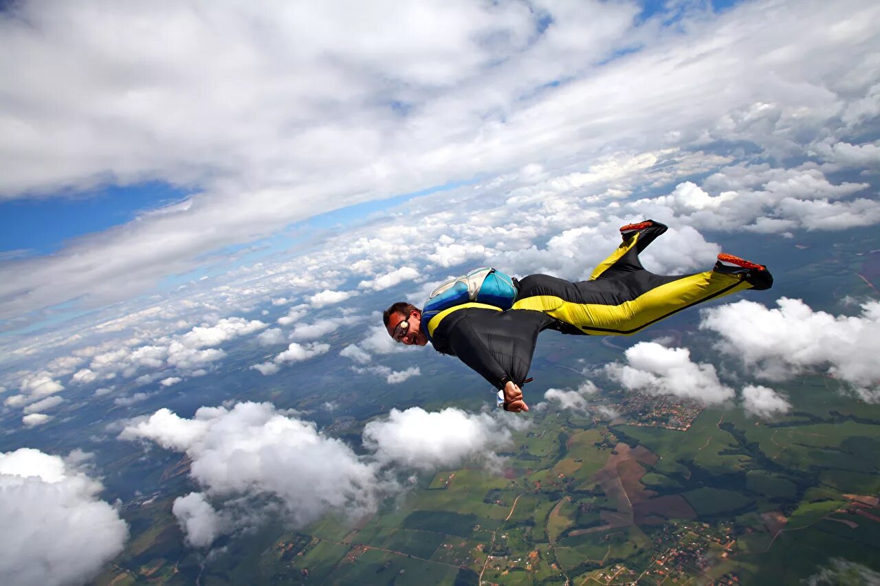 Полетели картинка. Скайдайвинг парашютный спорт. Летающий человек. Полет в небе. Полет в прыжке.