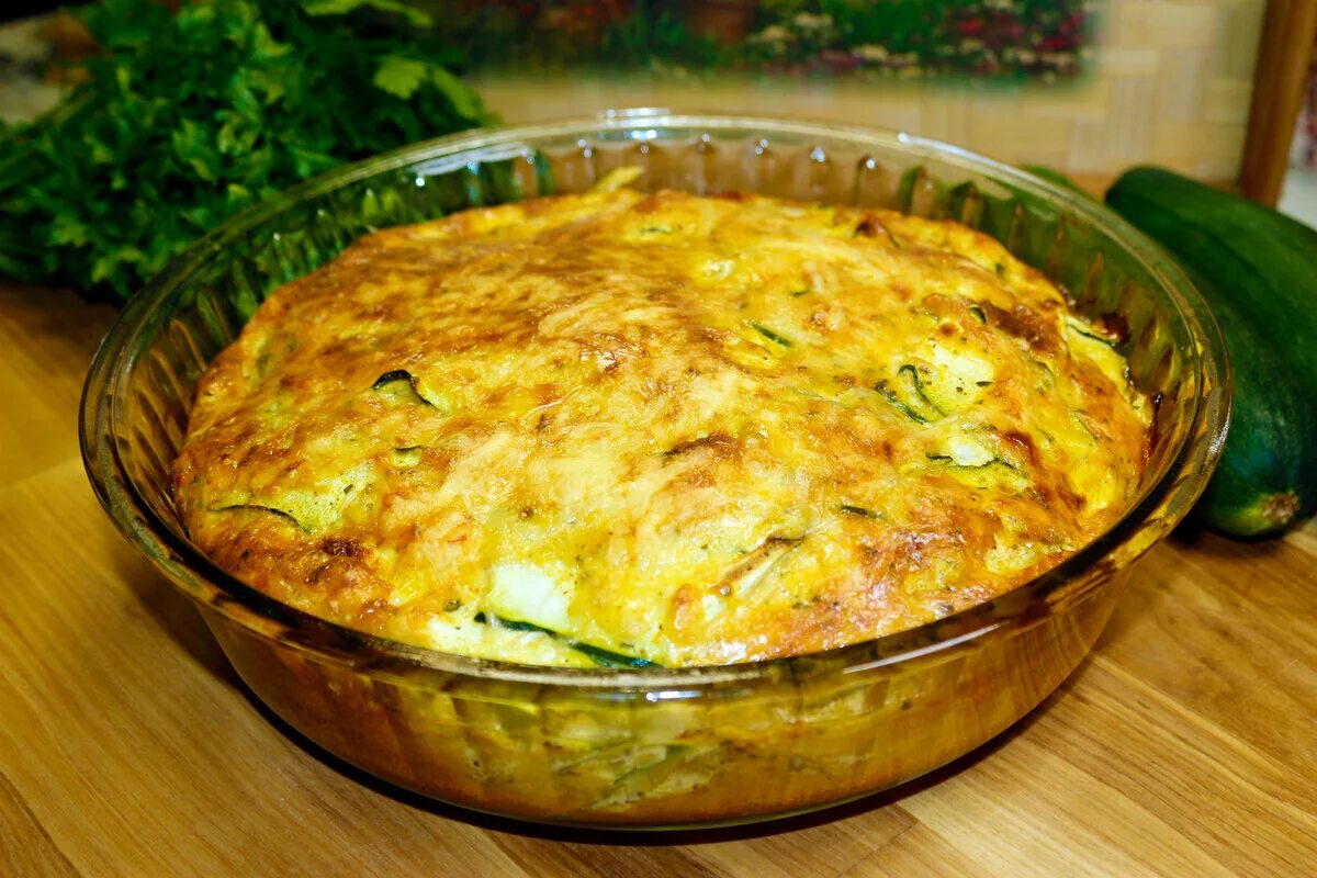 Летняя запеканка из кабачков. Вторые блюда из кабачков рецепты. Кабачковый рулет с курицей и грибами. Блюда из кабачков диетические и вкусные. Необычные блюда из кабачков.