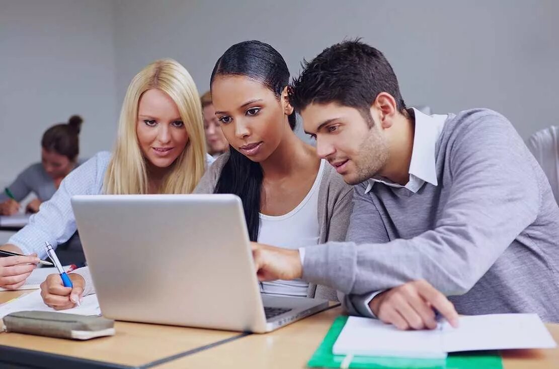 Ученик задумался. Обучение в интернете. Занятие в вузе. Студенты выпускники. Стресс у студентов.