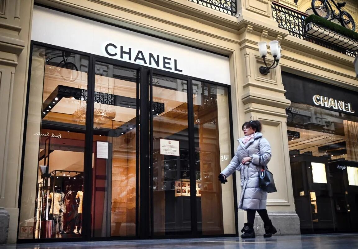 Chanel shop. Бутик шанель в дубае. Chanel perfume boutique. Магазин косметики шанель. Chanel shop.
