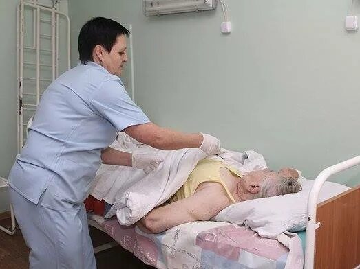 Медсестры в родильном отделении. Санитарка палатная. Больница в пярну. Врач скорой помощи. Операционная медсестра в роддоме.