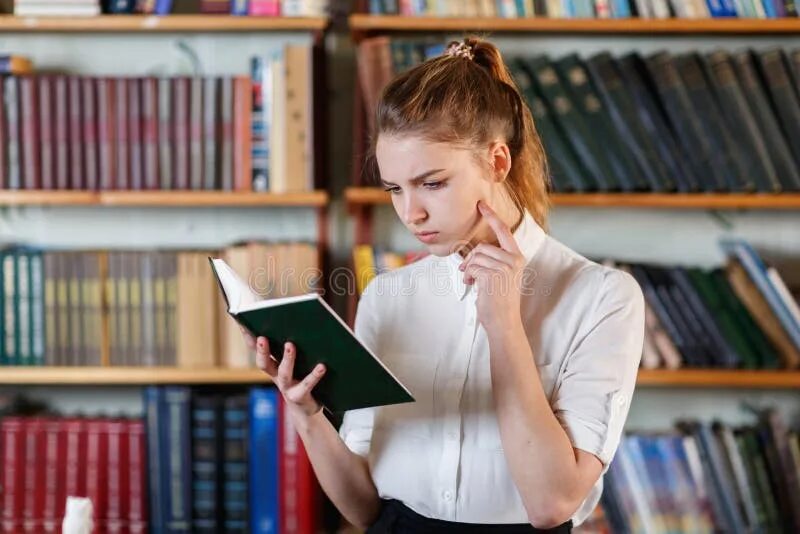 Чтение книг. Девушка с книгой. Девушка в библиотеке. Женщина которая это читает. Девушка читает.