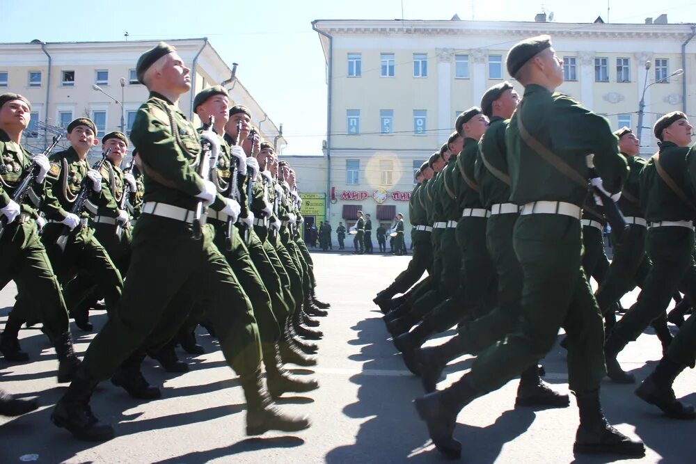 Плечем к плечу. Российские солдаты идут. Армия вперед. Плечом к плечу российские войска. Идут вперёд российские войска.