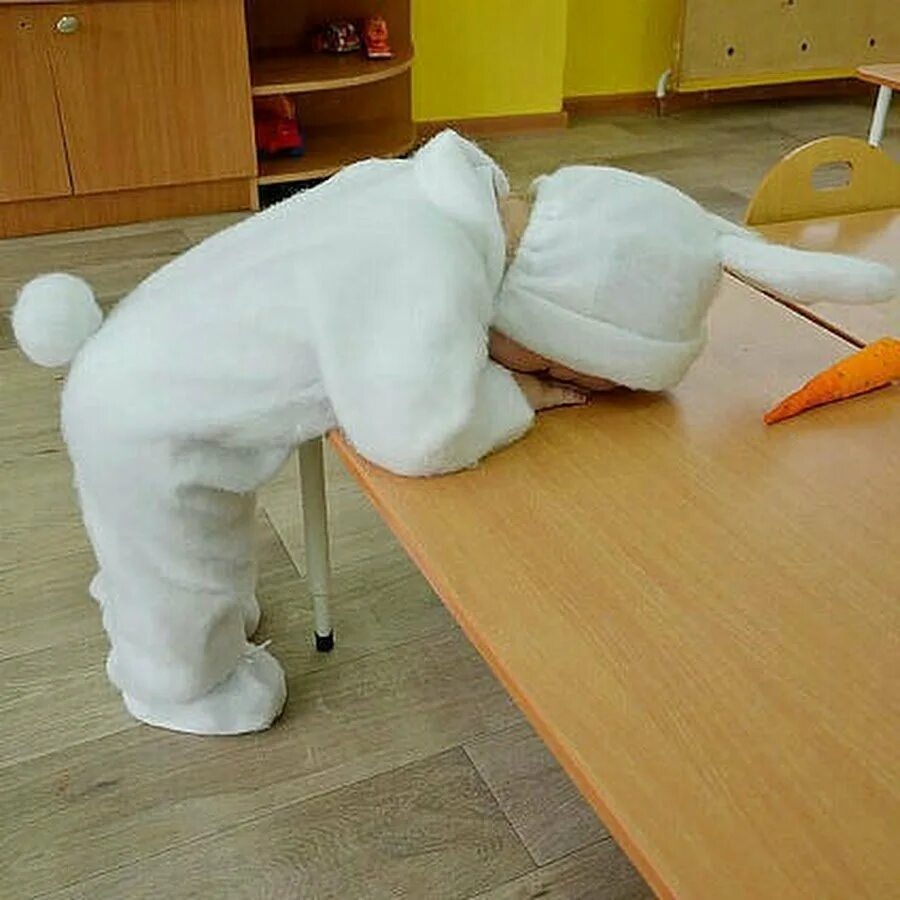 Зайчик упал
