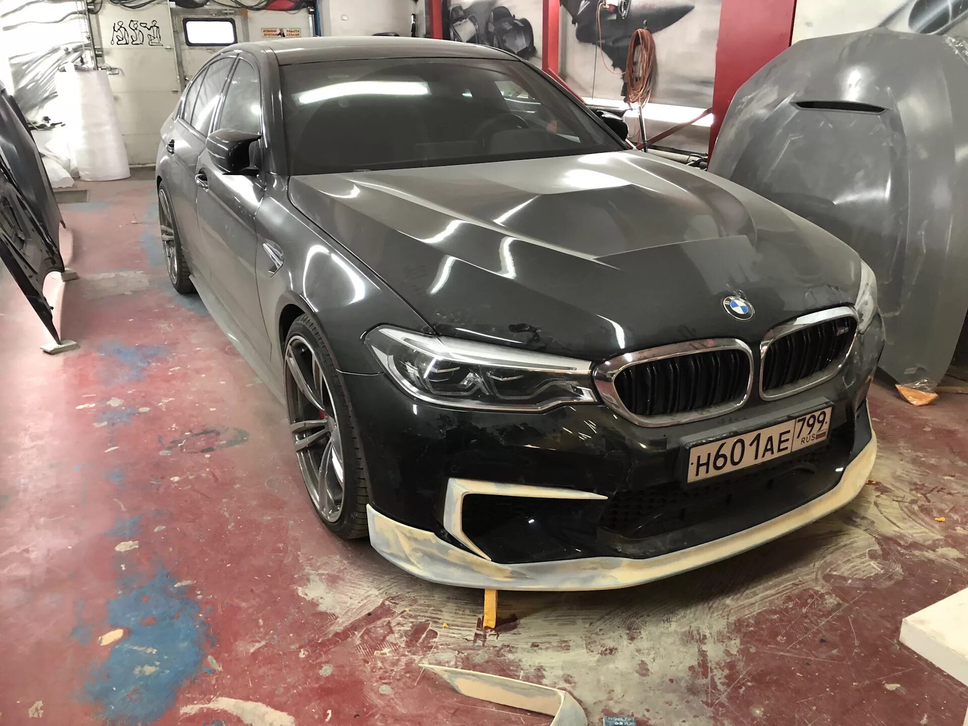 Bmw g30 m sport shadow line. Сплиттер bmw g30. Bmw g30. Bmw 5 g30 grey. Bmw 5 g30.