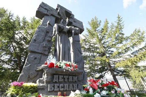Памятник в беслане погибшим детям