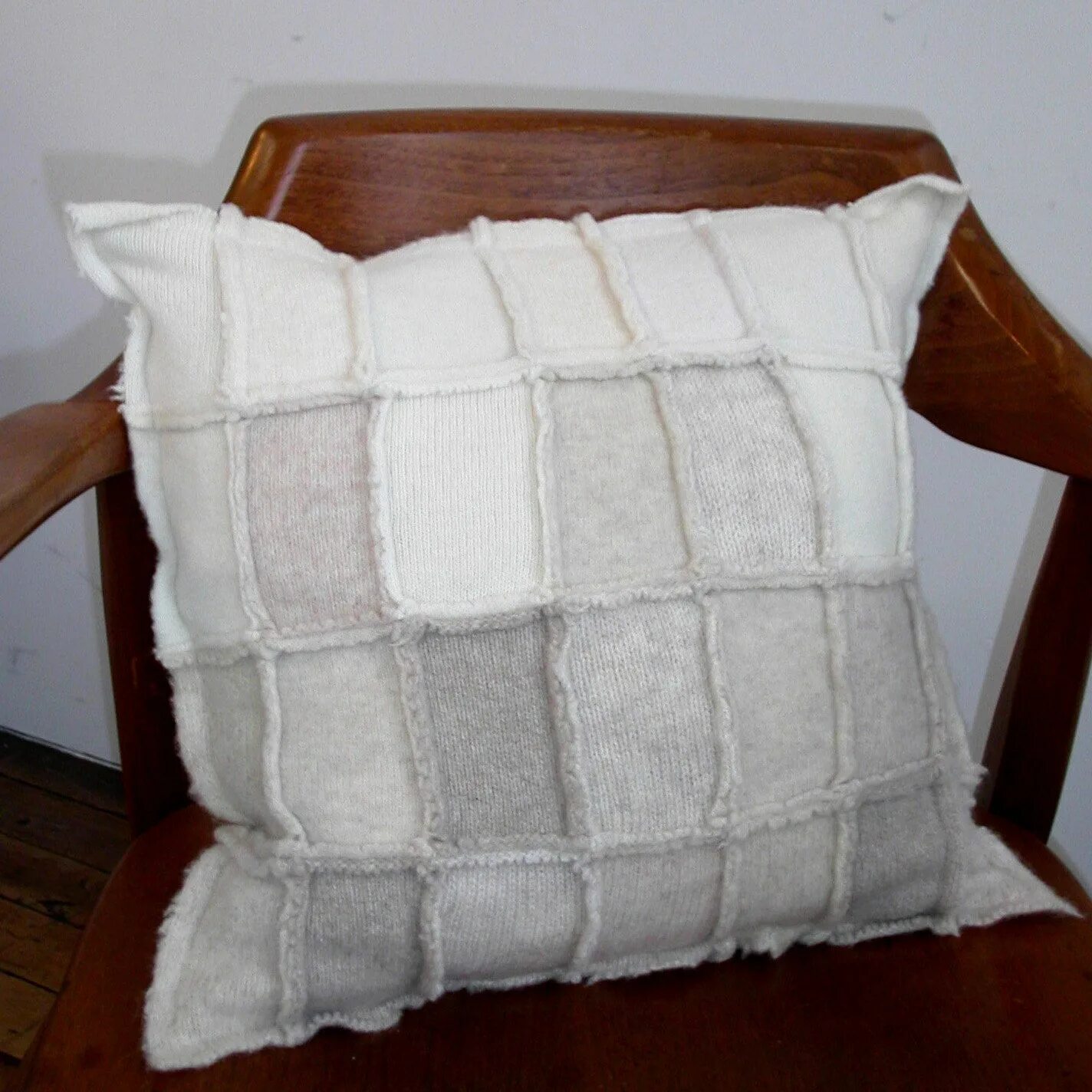 Подушка из свитера. Как сделать из пледа подушку. Одеяло. Подушка из старого свитера. Необычные подушки.