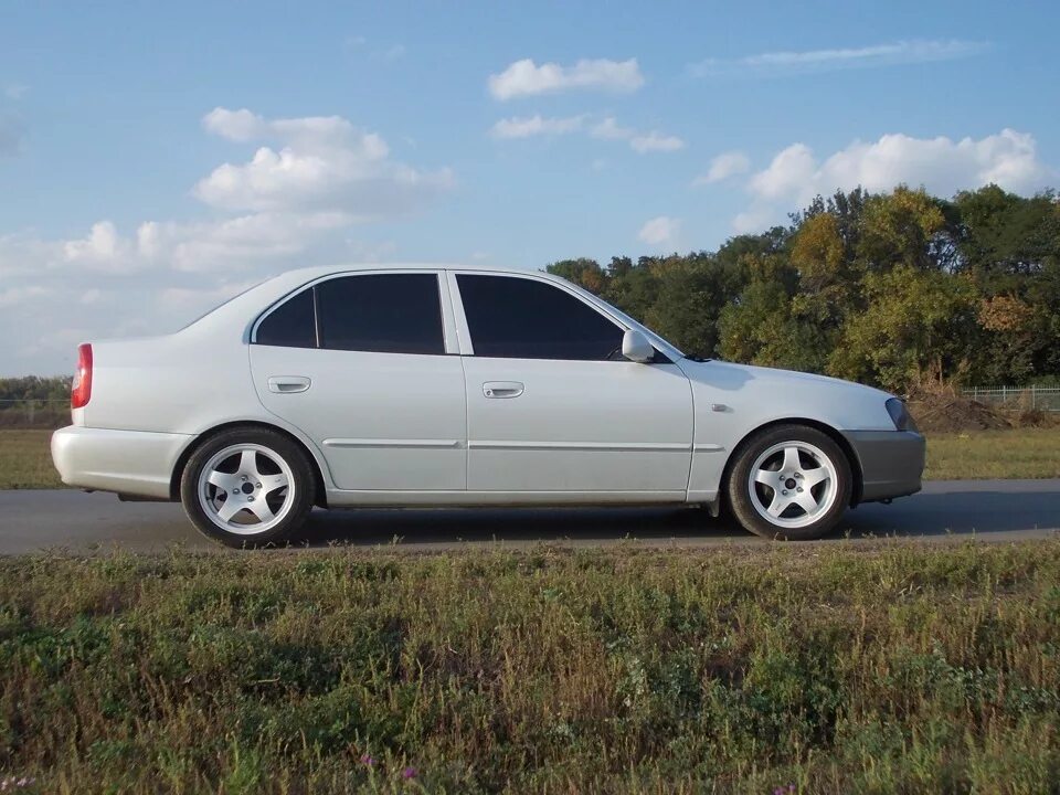 Hyundai accent 1 поколение. Hyundai accent 2001 купе. Хендай акцент купе 2000. Hyundai accent 2006 tuning. Hyundai accent 2 диски.
