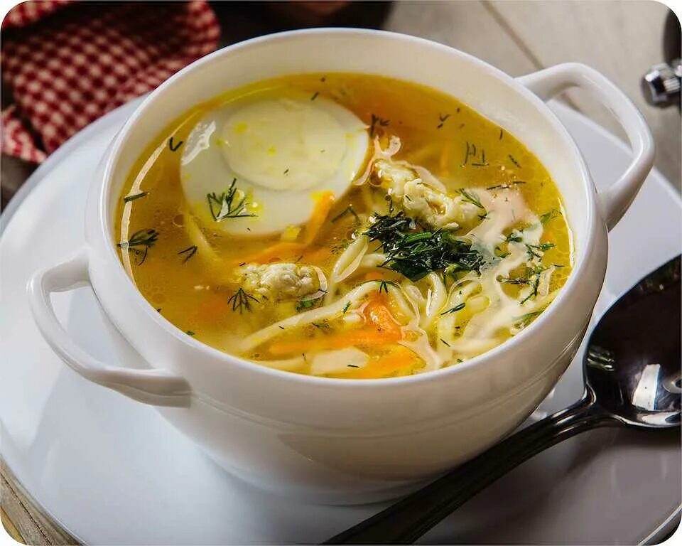 Суп лапша с курицей фото. Суп лапша. куриная лапша. куриный суп. суп-лапша с курицей.