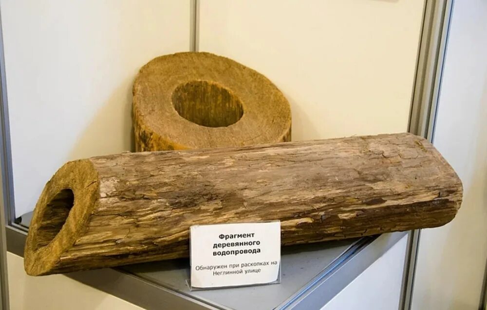 Первый водопровод в Новгороде. Деревянные водопроводные трубы. Древние деревянные трубы. Первый деревянный водопровод.
