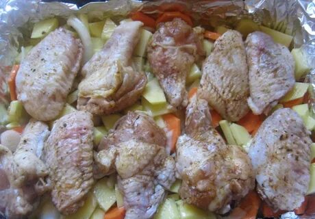Крылья с овощами в духовке