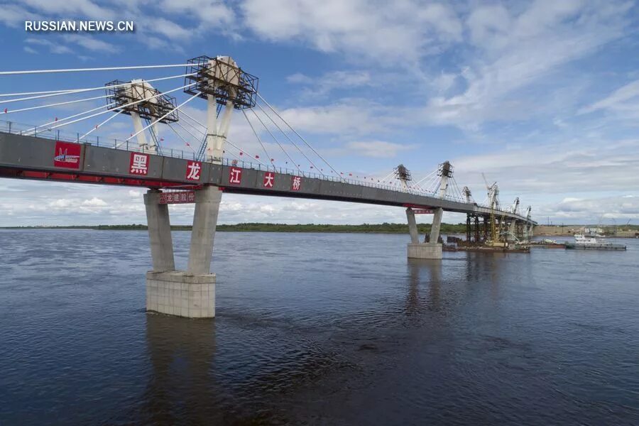 Через какую реку китай. Мост благовещенск хэйхэ. река амур между россией и китаем. сюнькэ китай. река амур граница между россией и китаем.