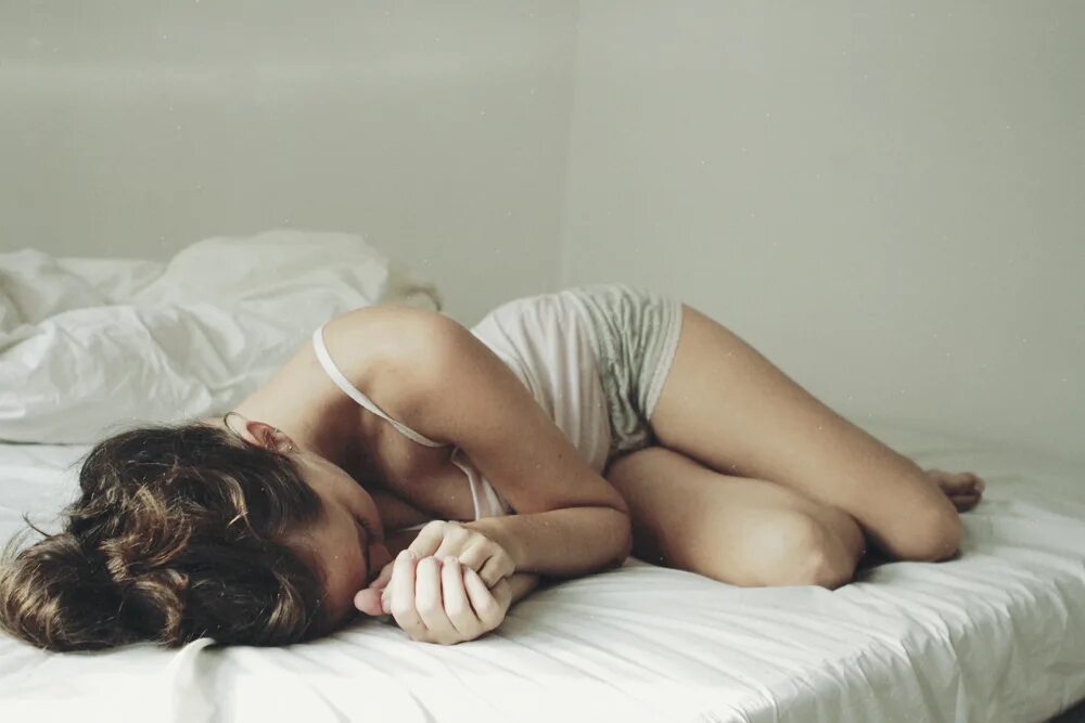 Спящая девушка ноздри. Гладить по волосам мужчину. Нюхает спящую девушку. Ноги спящей девушки. Маленькая девочка спит на коленях.