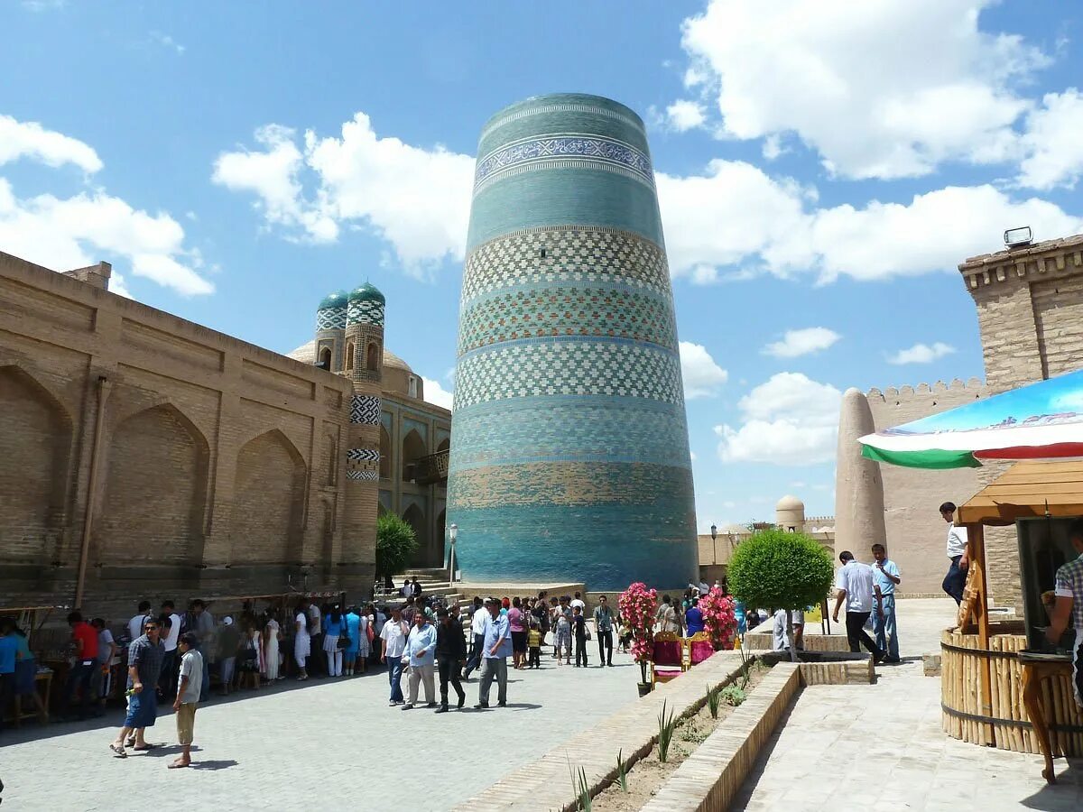 Узбекистан время сколько будет. Чор минор медресе Узбекистан. Ал Бухорий Самарканд. Минор Самарканд. Самарканд башня.
