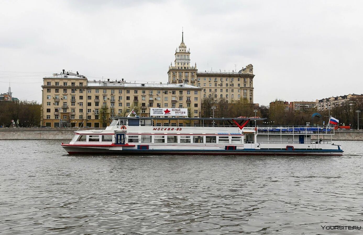 Покататься на трамвайчике в москве. Речной трамвайчик Рэдиссон. Рэдиссон Водный трамвайчик. Москва река Речной трамвайчик. Московский Водный трамвайчик.