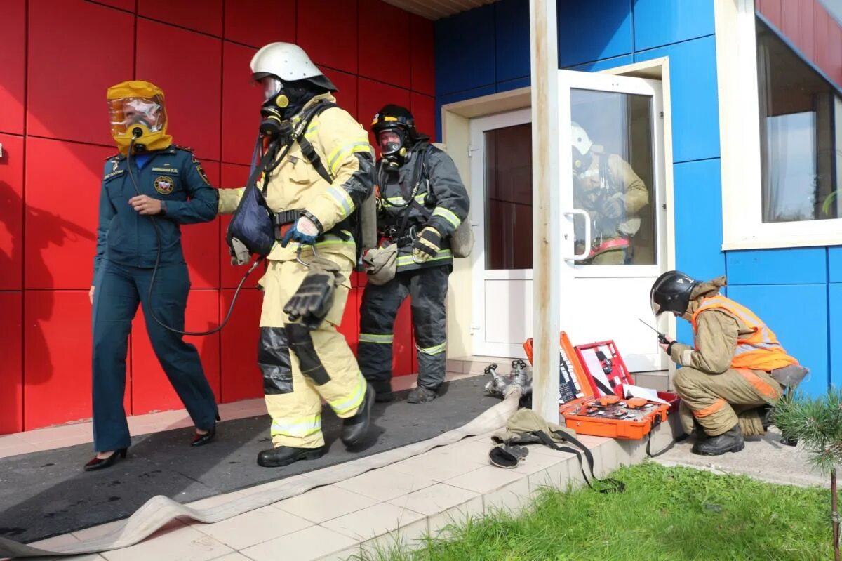 пожарные спасают людей. спасли от пожара. спасли от пожара. спасли от пожара. пожарные на пожаре.