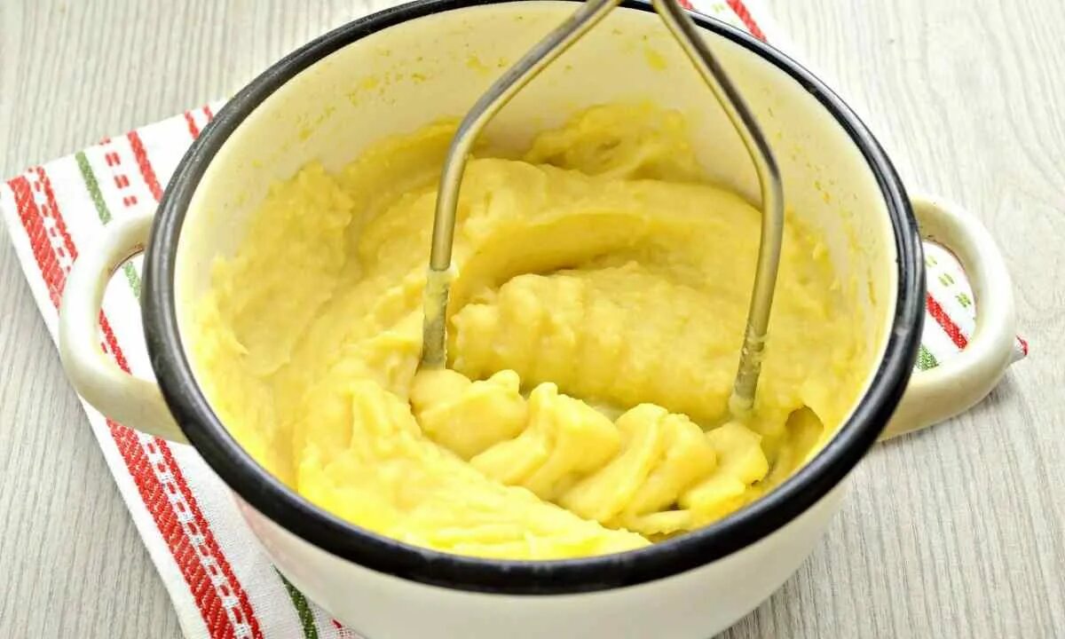 Молочное картофельное пюре. Картофельное пюре толчёнка. приготовление пюре. пюре из картошки. пюре сливочное.